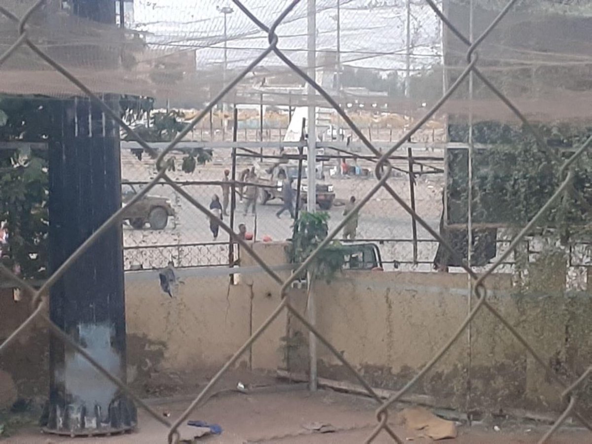 انتشار أمني كثيف بمحيط موقف جاكسون وسط الخرطوم 

#لا_للانقلاب_العسكري 
#السودان 
#انقلاب_البرهان