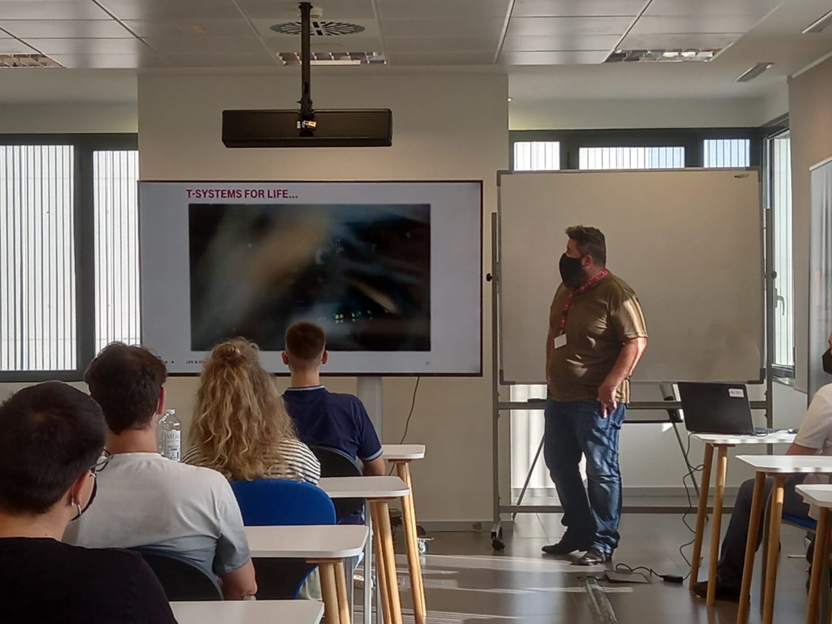 TICSud's tweet photo. Treballar colze a colze amb les empreses del #TICSud és part de la fórmula d’èxit de l’#EscolaTIC!
💡Formacions basades en demandes del mercat
💡L’alumnat treballa casos reals
💡Metodologia Agile
Gràcies @TSystems_Iberia per compartir amb els alumnes la vostra feina!
#TICSud https://t.co/9iDpo6MVsH