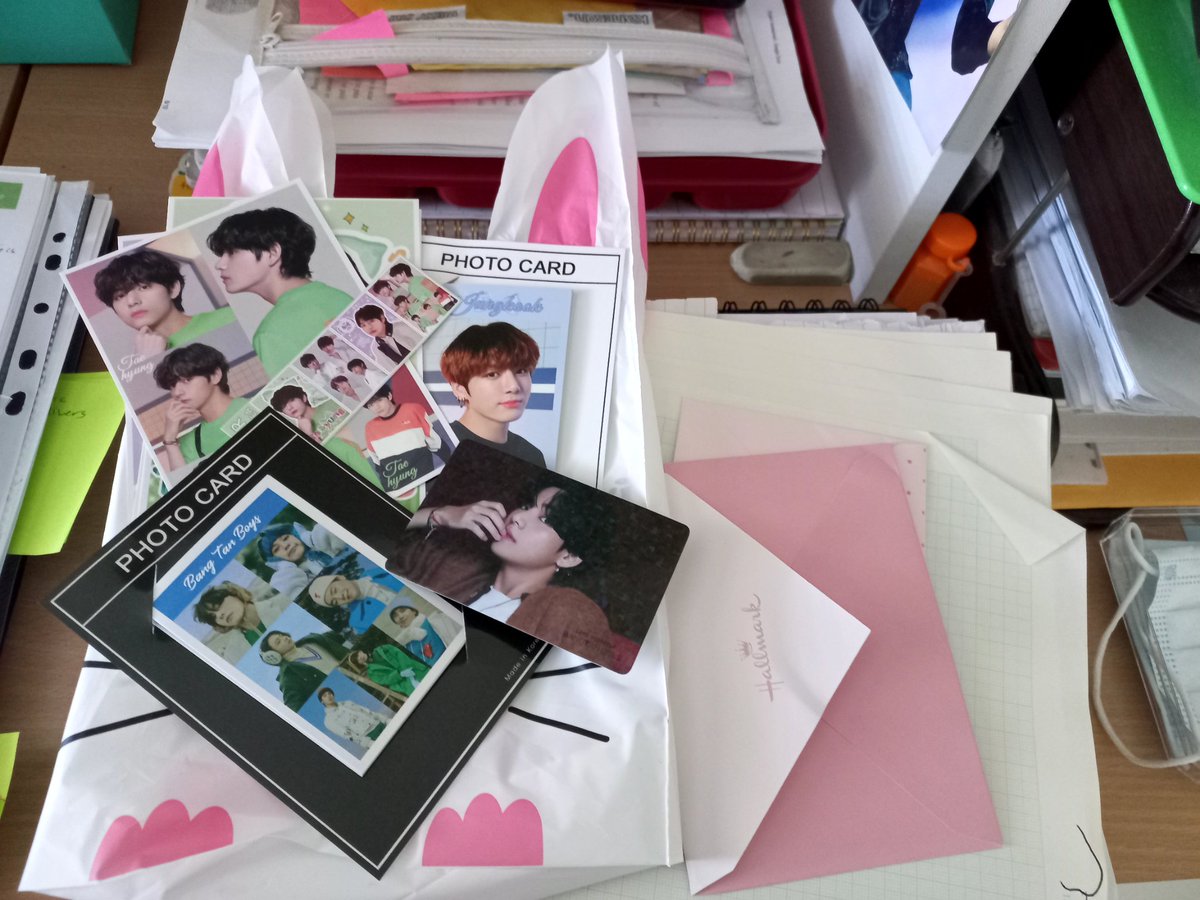 kooluv3r's tweet photo. GUYS LOOK MY EXCHANHE BUDDY FROM SOUTH KOREA GAVE ME ALL THIS BTS MERCH AAAA https://t.co/Bxf9GO3LvW