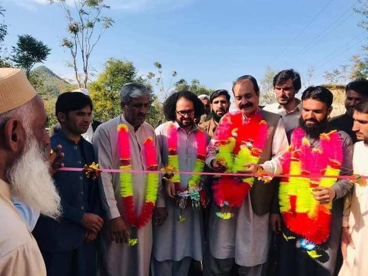 AjmalKhanMPA's tweet photo. ضلع باجوڑ 
گزشتہ روز ایم پی اے و ڈیڈک چیٸرمین انجینئر اجمل خان نے پشتو ماندل میں جی پی ایس سکول کا افتتاح کیا،

اس موقع پر 102 وینگ کے انجینئر بھی موجود تھے، علاقے کے مکینوں نے کثیر تعداد میں اس افتتاحی پروگرام میں شرکت کی۔ 

#KPKUpdates #Bajaur https://t.co/LbIQ8sSERl
