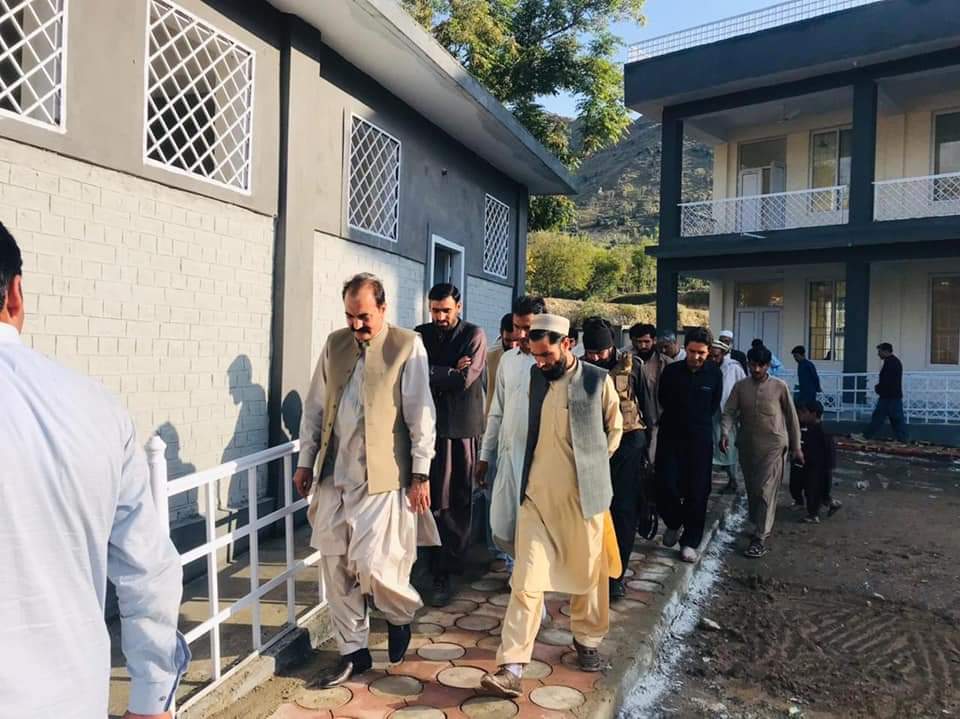 AjmalKhanMPA's tweet photo. علاقے کے لوگوں سے ایم پی اے اجمل خان نے خطاب کرتے ہوئے کہا کہ باجوڑ میں تعلیم روڈز صحت ہمارے ترجیحات میں شامل ہیں انقلابی کام کرینگے جس سے علاقے کے محرومیاں دور ہونگے قوم مطمئن رہیں۔

#KPKUpdates #Bajaur https://t.co/YIWIJcv0Yv