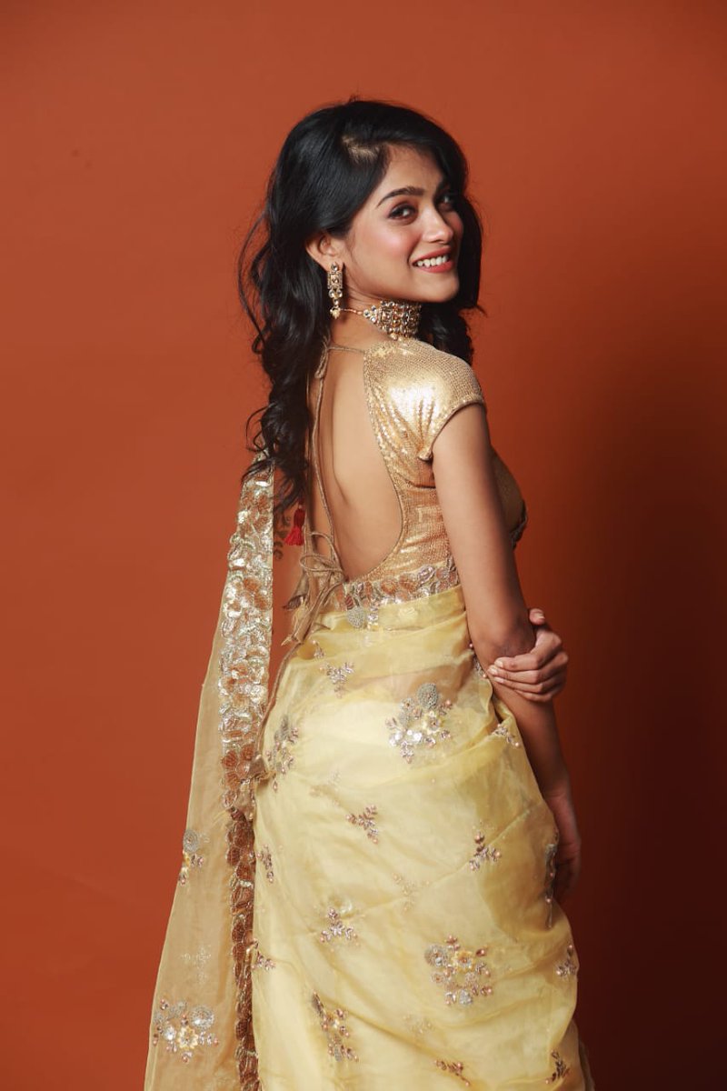 Anusha019's tweet photo. She won’t try to fix or beg, she’ll just walk away...✨
#postalert #diwalimood #photoshoot #exclusive #sortedinsaree #fashiontales #moodbelike #Diwali2021 https://t.co/BuelqzbJk1
