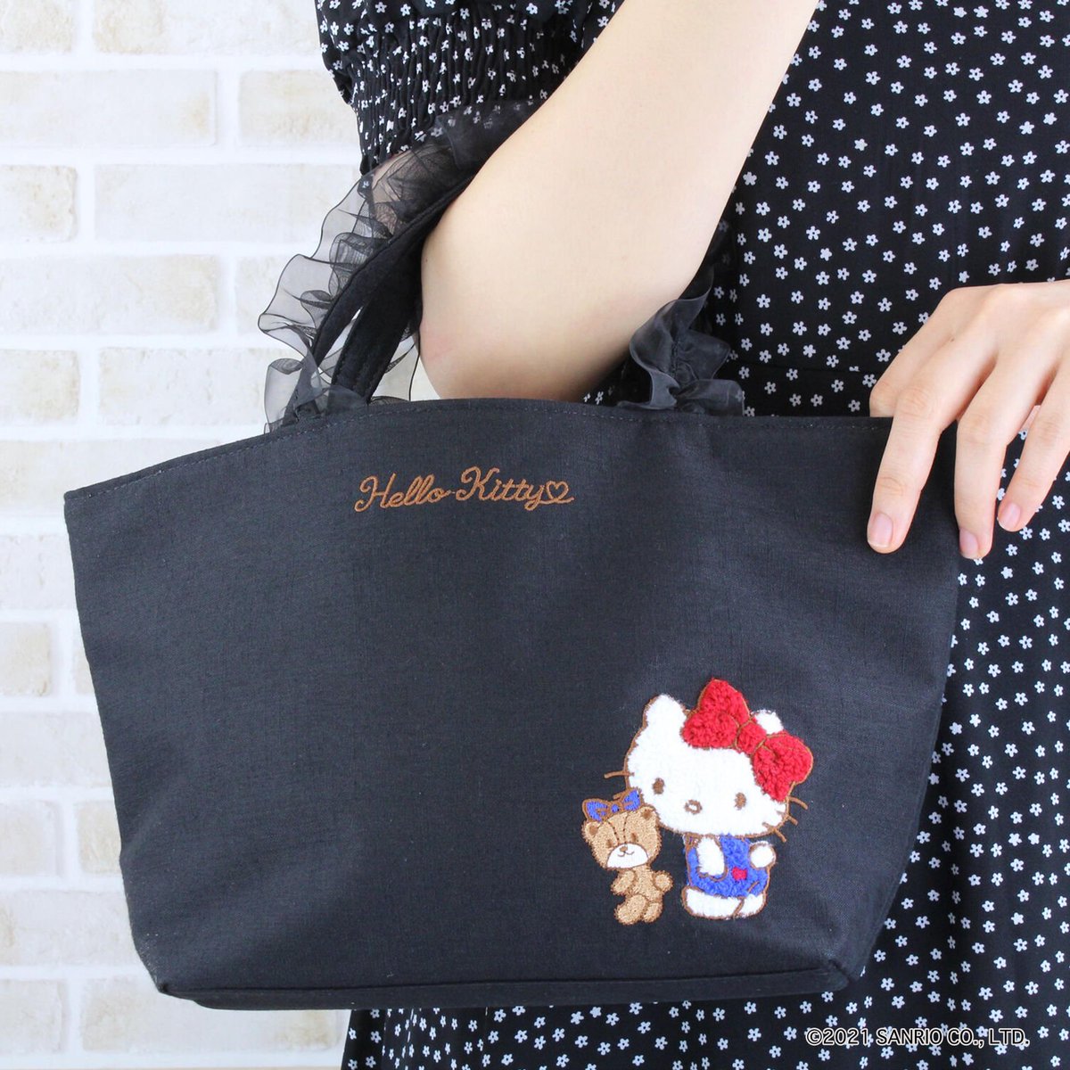 ハローキティ「フリフリバッグ ハローキティ BLACK サガラ刺繍ハローキティのサガラ刺繍フリ」|ご当地キティのイラスト