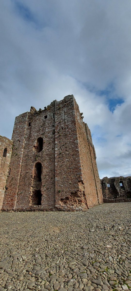 SteveTrotter1's tweet photo. #BroughamCastle #Cumbria near #Penrith @EnglishHeritage a fine building and statement of medieval landowner power in the North. The visitor route up to the top of the 12th century tower/keep is great https://t.co/ssP8onaTKP