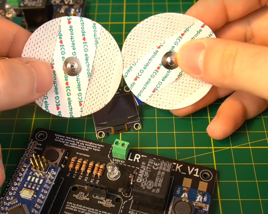 allpcb's tweet photo. Sharing of Entries | High-voltage low-amp current passes through the electrodes, as the character in CS: GO takes shots, the player will feel struck by electricity⚡️
Welcome to contribute! Deadline: Nov 10th
More detail: https://t.co/As770tHYyv

 #allpcb #uselessdesigncompetition https://t.co/tA7SH1XDvn
