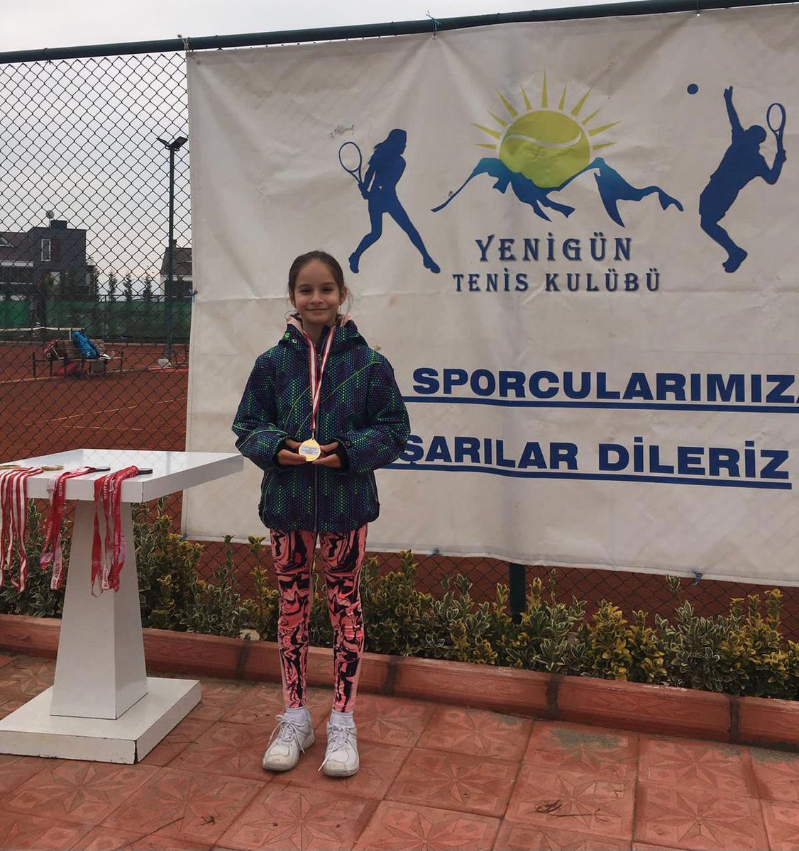 Okulumuz 6C sınıfı öğrencimiz Ece Nur Çakmak,
21-24 Ekim 2021 tarihinde Bursa’da gerçekleştirilen 
Türkiye Tenis Federasyonu 12 Yaş Hafta sonu Turnuvası’da  1. olmuştur. Öğrencimizi tebrik ediyor, başarılarının devamını diliyoruz.👏🏻💜

#uğurdabaşarıbirgelenektir