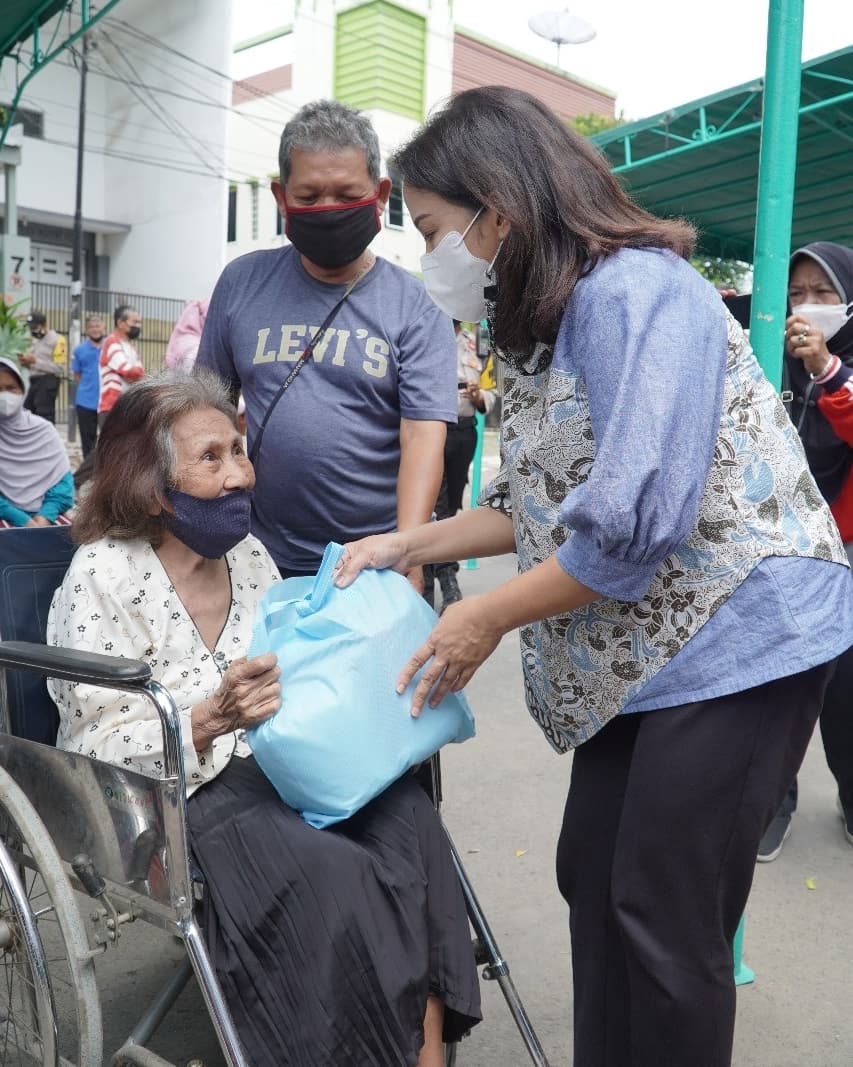 kelurahancabean's tweet photo. Jumat 22/10
Pelaksaan kegiatan 1000 kasih @kelurahancabean di hadiri ibu @a_tiahendi dan Camat Semarang Barat Bapak @heroesoekendar1 dari warga kembali ke warga.
cc: @hendrarprihadi @mbakITASMG
@Kec_SMGBarat @PemkotSmg #Peduliberbagibersamakitabisa #semaranghebat #semarangsetara https://t.co/AFmu0b52Vh
