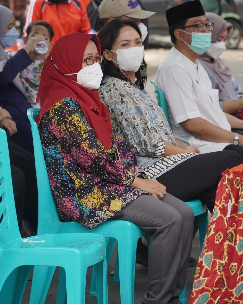kelurahancabean's tweet photo. Jumat 22/10
Pelaksaan kegiatan 1000 kasih @kelurahancabean di hadiri ibu @a_tiahendi dan Camat Semarang Barat Bapak @heroesoekendar1 dari warga kembali ke warga.
cc: @hendrarprihadi @mbakITASMG
@Kec_SMGBarat @PemkotSmg #Peduliberbagibersamakitabisa #semaranghebat #semarangsetara https://t.co/AFmu0b52Vh