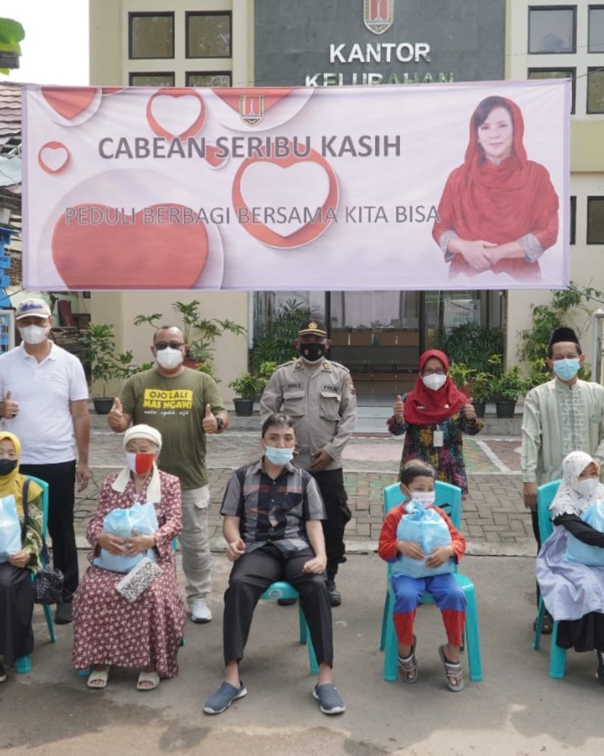 kelurahancabean's tweet photo. Jumat 22/10
Pelaksaan kegiatan 1000 kasih @kelurahancabean di hadiri ibu @a_tiahendi dan Camat Semarang Barat Bapak @heroesoekendar1 dari warga kembali ke warga.
cc: @hendrarprihadi @mbakITASMG
@Kec_SMGBarat @PemkotSmg #Peduliberbagibersamakitabisa #semaranghebat #semarangsetara https://t.co/AFmu0b52Vh