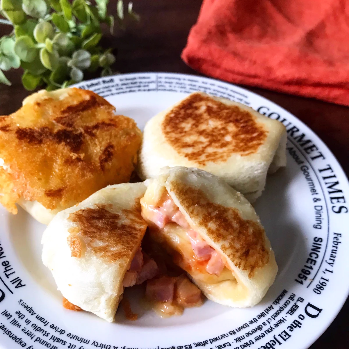 固くなったりパサついた食パンをアレンジ！「食パンで！焼きピザまん」のレシピがこちら！