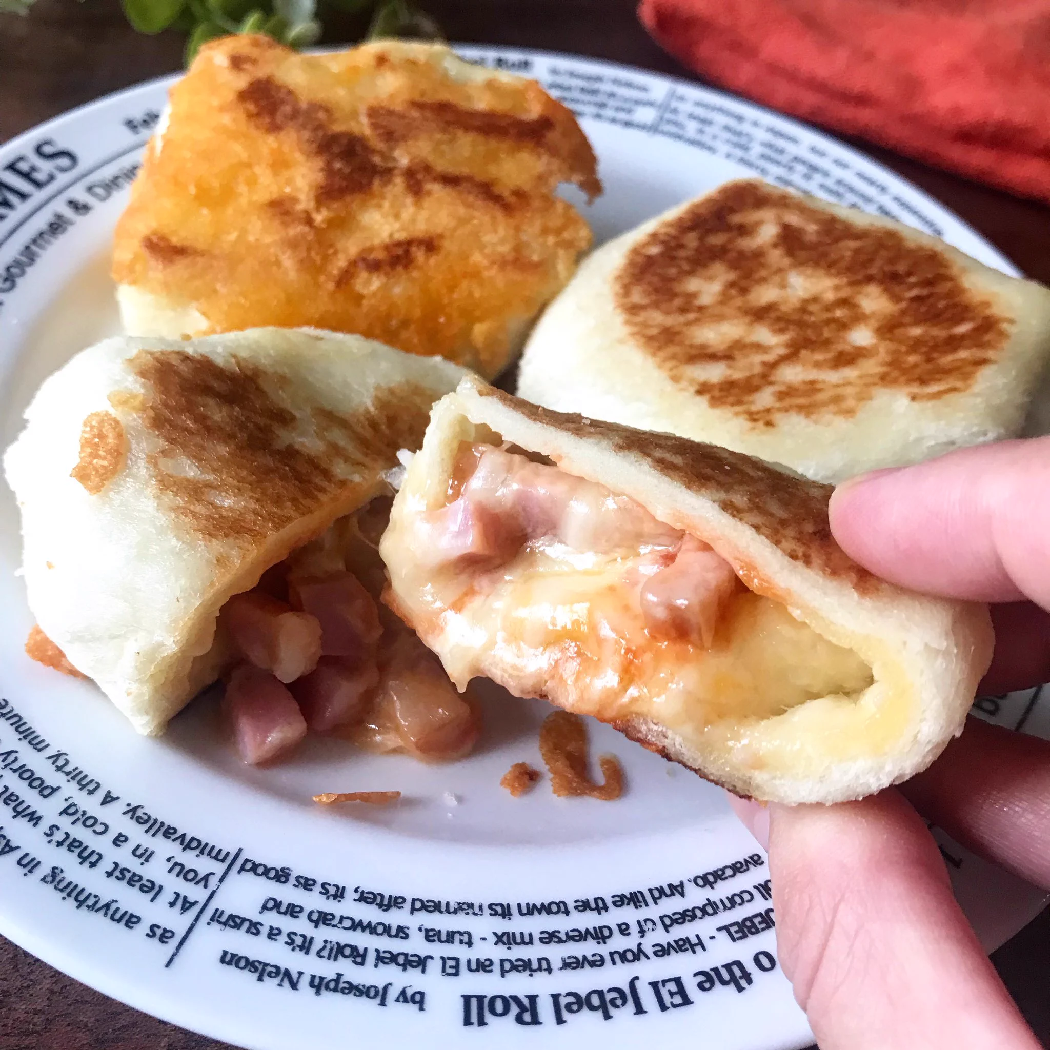 固くなったりパサついた食パンをアレンジ！「食パンで！焼きピザまん」のレシピがこちら！