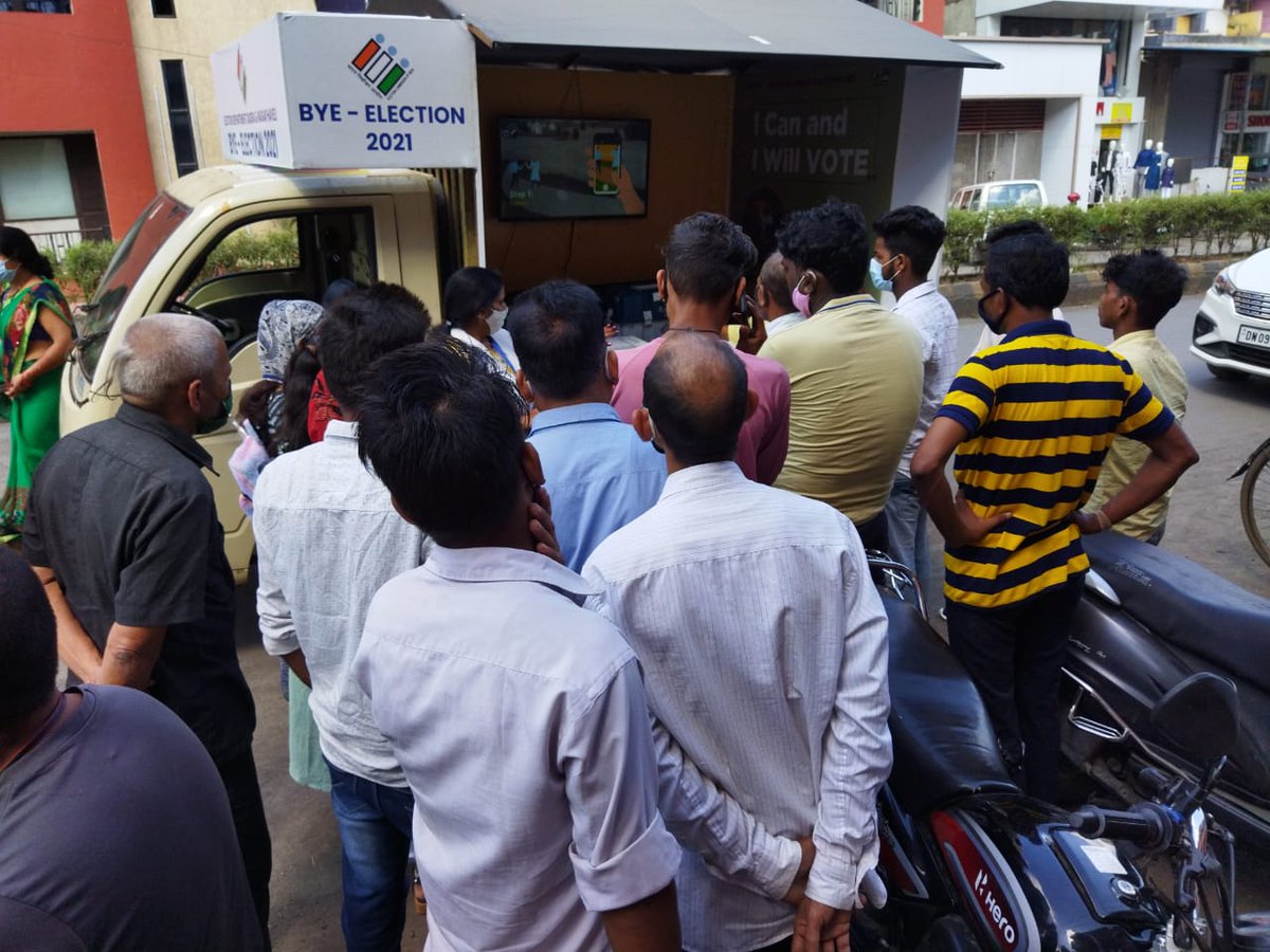 SVEEPDNH2021's tweet photo. #SVEEP awareness programme Near Adivasi Bhavan, Silvassa about the use of EVM, VVPAT, helpline no. 1077 and cVIGIL app etc. #ECISVEEP #SVEEPDNH  @tapasyaraghav @CollectorDnh @DNH_DMA @ECISVEEP https://t.co/F2HX2nzh1B