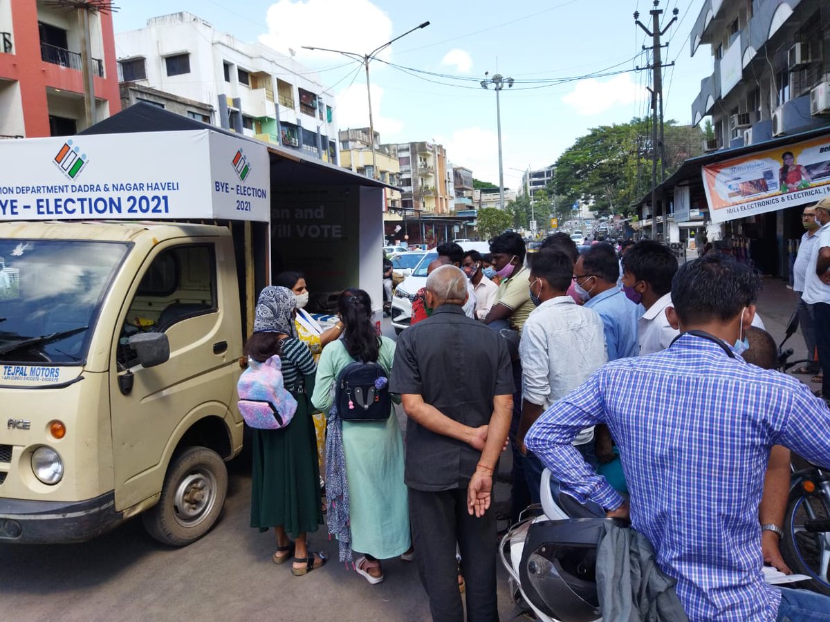 SVEEPDNH2021's tweet photo. #SVEEP awareness programme Near Adivasi Bhavan, Silvassa about the use of EVM, VVPAT, helpline no. 1077 and cVIGIL app etc. #ECISVEEP #SVEEPDNH  @tapasyaraghav @CollectorDnh @DNH_DMA @ECISVEEP https://t.co/F2HX2nzh1B