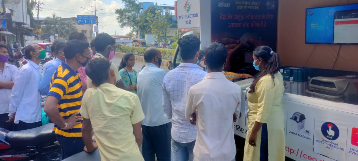 #SVEEP awareness programme Near Adivasi Bhavan, Silvassa about the use of EVM, VVPAT, helpline no. 1077 and cVIGIL app etc. #ECISVEEP #SVEEPDNH  <a href="/tapasyaraghav/">Dr Tapasyaa Raghav</a> <a href="/CollectorDnh/">Collector DNH</a> <a href="/DNH_DMA/">DNHDDMA</a> <a href="/ECISVEEP/">Election Commission of India</a>