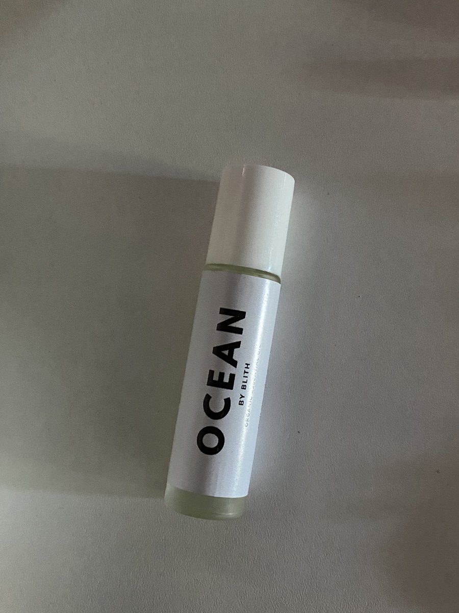 fleuriste_n's tweet photo. น้ำมันหอมระเหยจาก blith กลิ่น ocean ใช้ไปรอบเดียวเบย ดมแล้ว fresh! ซื้อมา 290.- เค้าส่งต่อ 220.- งับ ( กาสิ้บว่ามีถุงผ้ากับกล่องของร้านให้ดั้วว 👀🤏🏻
#ส่งต่อเสื้อผ้ามือสอง #ส่งต่อ #blith #ส่งต่อเครื่องเขียน #ส่งต่อเสื้อผ้า #เครื่องเขียนน่ารัก https://t.co/PqoYEqn3PZ