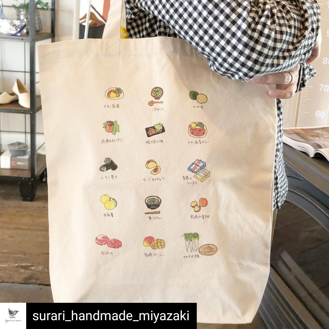 Yu Pop 食べものモチーフ雑貨 宮崎市の雑貨屋 すらり さんに納品したトートバッグです すらりさんが素敵に写真を撮ってくださったのでシェアさせていただきます 1枚目のタコさん エビフライは手描きの一点物です トートバッグ エコバッグ