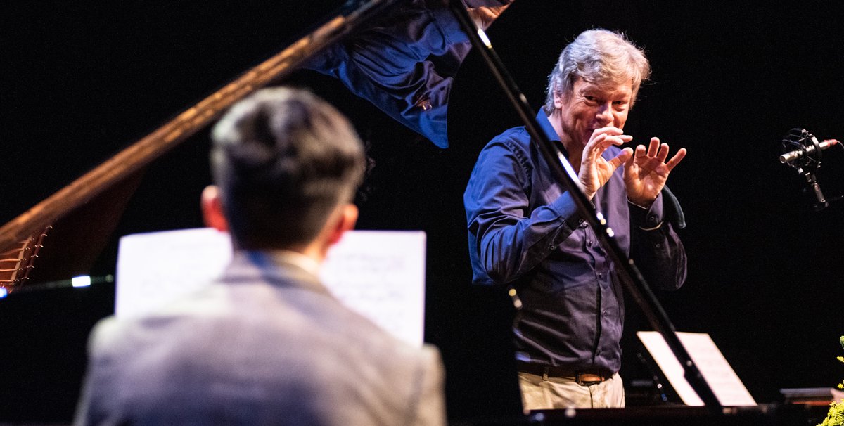 David Kuyken geeft feedback aan Tsi Sing Tang. Niet alleen leerzaam voor deze PianoFest deelnemer, maar ook voor het publiek. Ook leren van de master? Bezoekerskaarten koop je via PianoFest.nl. PianoFest in West is op 20 nov in @delamartheater West.