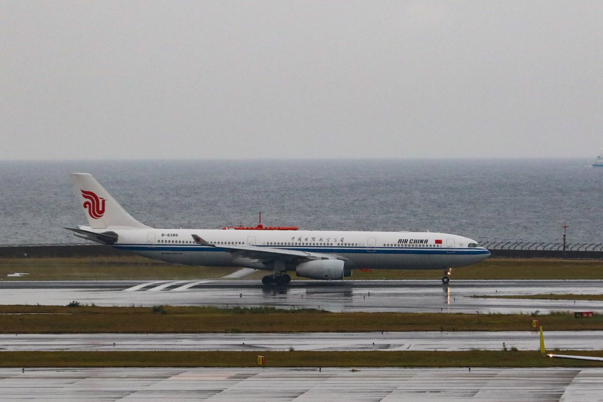 Centrairairport's tweet photo. 中国国際航空のA330がもう1機セントレアに到着しました。こちらもチャーター便です！この塗装、この尾翼、久々に見れて嬉しいです(^^) https://t.co/xIWybPAtYK