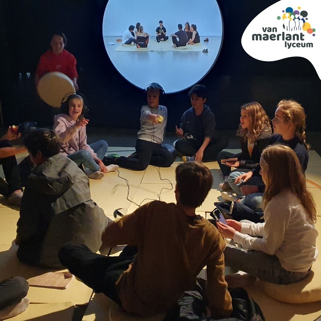 DDW in Eindhoven. Onze leerlingen zijn tijdens Art&amp;Technology naar de Graduation Show van DAE geweest. Tijd voor gesprekken met jonge ontwerpers en veel inspiratiefoto's. Resultaat? Enthousiaste leerlingen met genoeg inspiratie voor de toekomst. 

#nieuwsgierigleren #ddw21