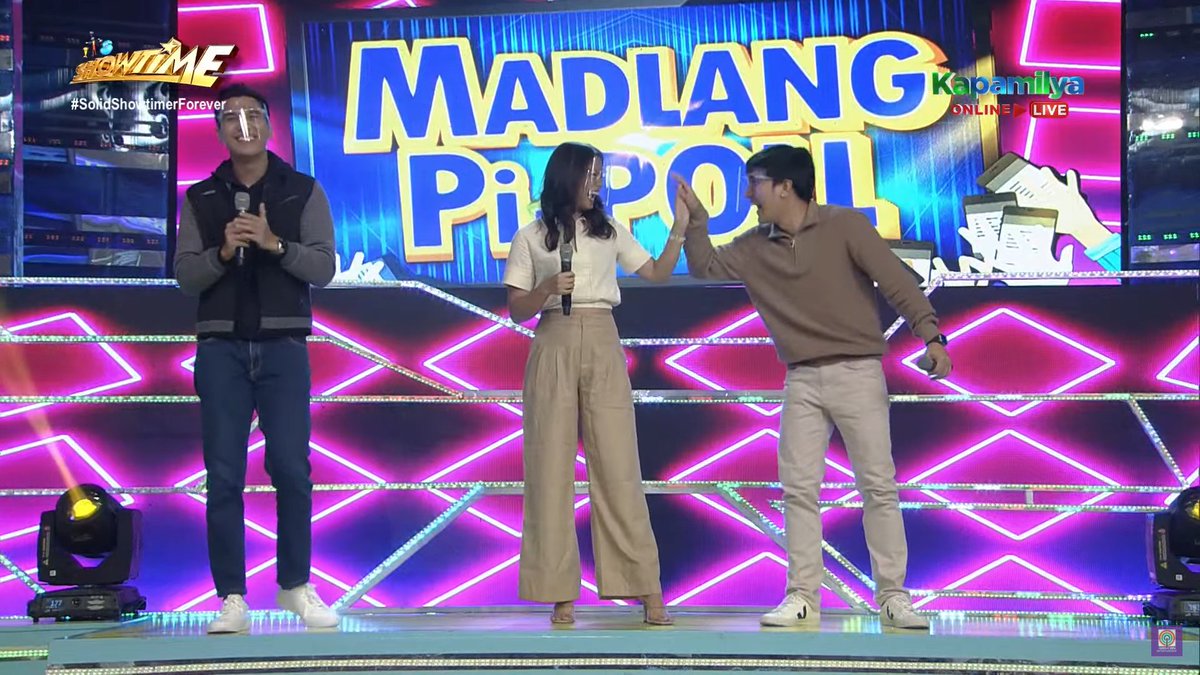 sequeremeliora's tweet photo. sana ok ka pa jan boss gino sa gedli, charot. may sariling mundo yung dalawa, chos!!!!
RALPHELLAxGINO SaSHOWTIME
#SolidShowtimerForever https://t.co/QJ1RbZ82HZ