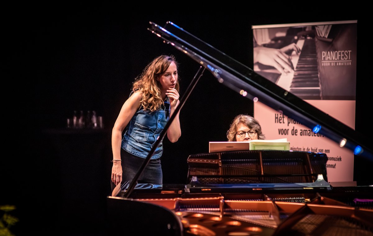 Tijdens PianoFest in West (20 nov) geeft Maartje Meijer mini-masterclasses aan amateurpianisten die jazz, eigen composities of licht klassieke muziek spelen. Wil jij dat ook? Er zijn nog kaarten: geef je op via pianofest.nl