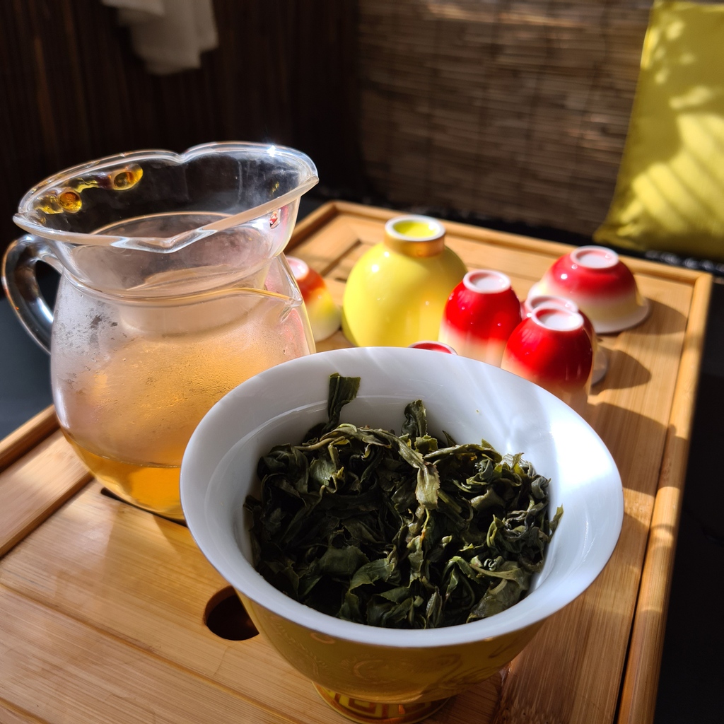 AltitudeTea's tweet image. When infused in hot water, these massive leaves comes to life hence the name - Big Leaf. The original name is called Shui Xian, grown from a 200 years old tree trunk on the Wuyi mountains.