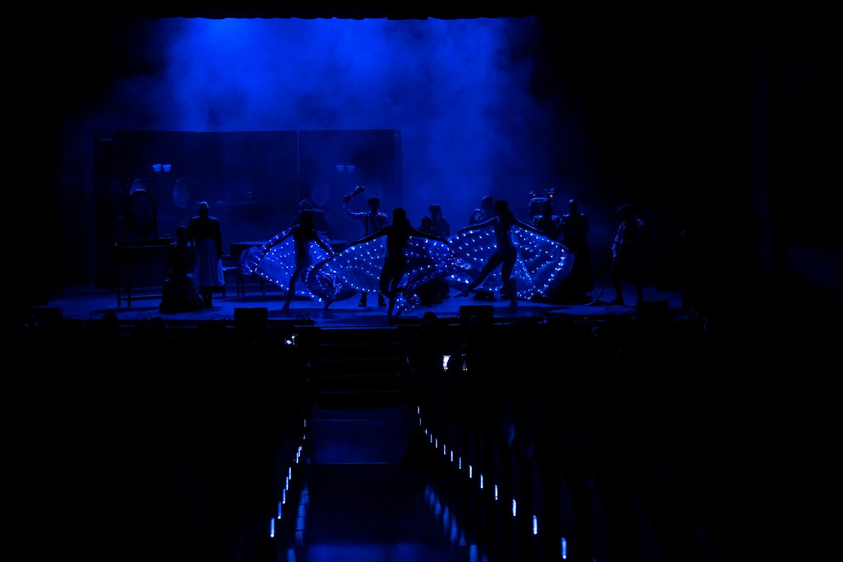 Galería de imágenes del musical Emily, la Eterna Prometida. 

Con un #GranTeatro lleno, ayer por la tarde pudimos disfrutar de un espectáculo de éxito hecho desde Córdoba <a href="/emilyelmusical/">Emily, El Musical</a>.

📸 bit.ly/3nHziNJ