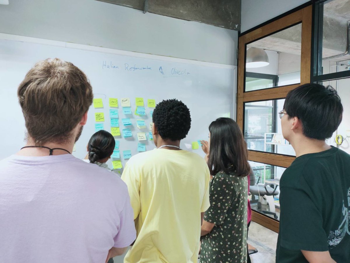 webcoursesbkk's tweet photo. Putting our thoughts on post-it notes and sticking them on the whiteboard so we can feed off of each other's ideas and brainstorm together.
#webcoursesbangkok #webdesign #brainstorming #webdesignbootcamp #learningwebdesign #techschool https://t.co/bMRSKEugJh