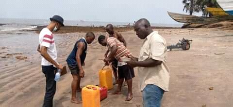 MasquesRDC's tweet photo. Village Nsiamfumu " ntre seul malheur c'est d vivre ds un village pétrolier, le suintement  du pétrole a fait fuir tous le poisson" me lâche un pêcheur. #urgenceecologique à moanda. @Evebazaiba @jcvuemba @WWFRDC https://t.co/ulWhRiZAS0