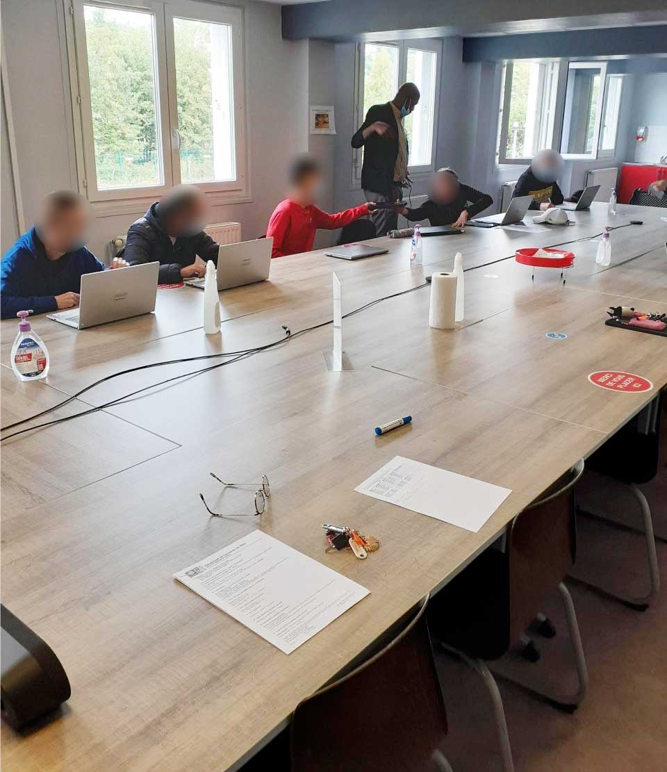 enm_normandie's tweet photo. Notre dispositif @enm_normandie @FODENO_Le_Havre  offre la possibilité à des publics vulnérables, la possibilité d'accéder, ds des lieux qualifiés, à des services d'accompagnement numérique, sous forme d'ateliers! MERCI à l'@ArmeeduSalut de sa confiance accordée #lh_lehavre https://t.co/dTNm8p4a1B