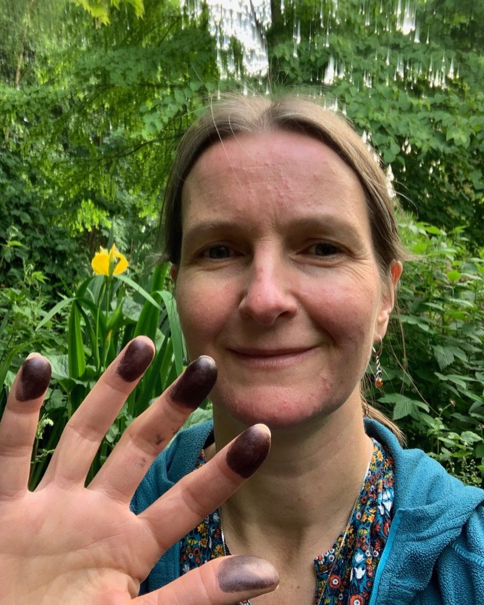 ElaineRartist's tweet photo. ‘There is such a beauty in the diversity of life- art & conservation seem natural allies’ Dr @lera_miles @unepwcmc @CCI_Cambridge adding her #fingerprint to #SPOTtimespotTIME #conservationmeanslife #alllife #sittingequally #workingtogether https://t.co/2svtYJPPfY https://t.co/zXaeRVHtmA