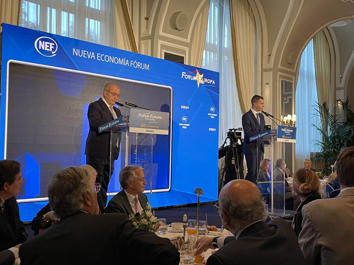 JoseantonioJun's tweet photo. 🖍♥️@Hectorgomezh presenta al Ministro de Asuntos Exteriores @jmalbares recordando la importancia que este Ministerio tiene para los intereses de España
@NewEconomyForum 
#ForumEuropa
#NuevaEconomiaForum https://t.co/ETjVTUIOtv