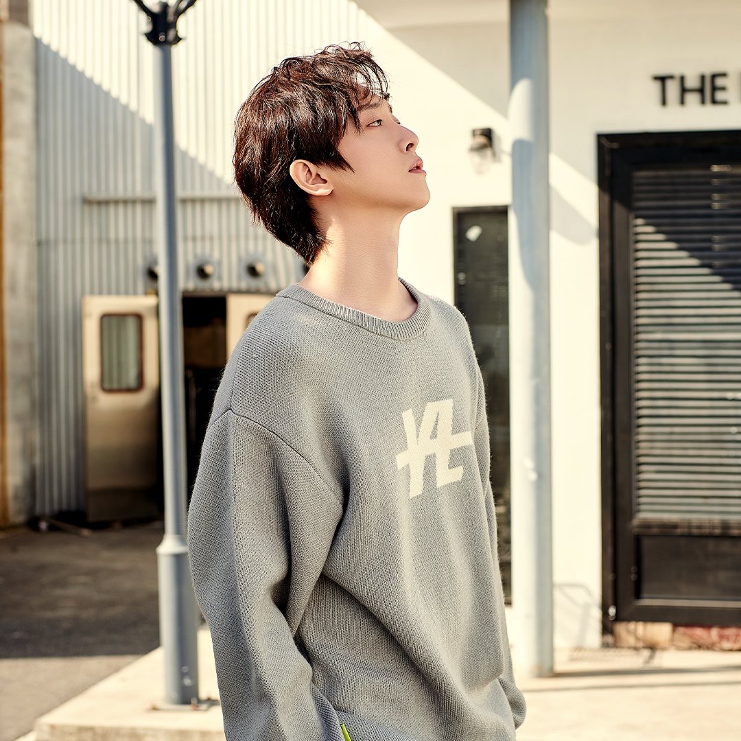 YLazy_Official's tweet photo. @Yubinbin_0703 reaching peak coziness with our YL Logo Sweater. 

Buy now on Makestar: https://t.co/qfKIWuvFQA

#YLazy #YLazyOOTD #Yubin #于斌 #OOTD #streetwear https://t.co/GoWErtEfSm