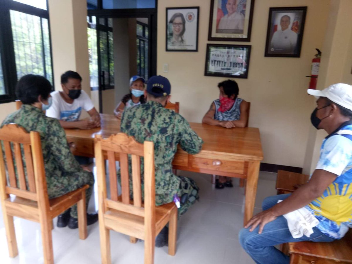 PsBauang's tweet photo. personnel of Bauang Police Station conducted dialogue with the Brgy Officials regarding the minimum health safety protocols and solicited their support on PNP Campaign to End Local Communist Armed Conflict ( ELCAC) and Anti- illegal drugs Campaign.
@PNPLUPPO 
@pro1officialtw https://t.co/3EMj4vD0NX
