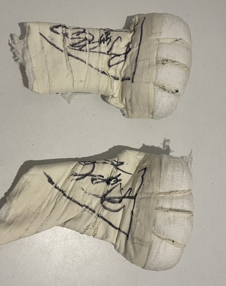 Right it’s #CompetitionTime. Follow me and RT this to win. It’s my wraps from Saturday night’s first round KO win. If I become world champion, they’ll be worth heaps and if I don’t, you can tell people they’re <a href="/BronzeBomber/">Deontay Wilder</a>’s 😆