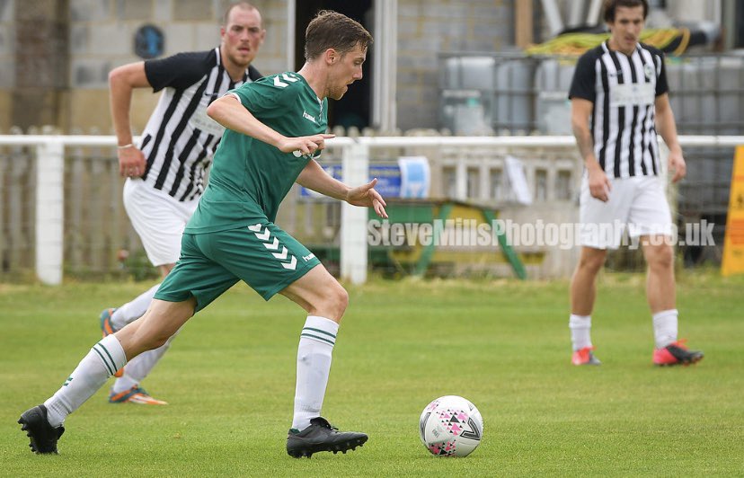 FrowFC's tweet photo. Happy 31st Birthday to Frow Centre-Half/Vice-Captain @BillyWin25 , sponsored by #NicholasIrwinEstateAgents πππΌπ» #Bill #BallPlayingCB #50PercentPassingAccuracy #StudsAndDuds https://t.co/OKW13FtSAV