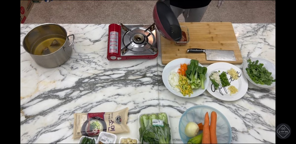 vampz_sggal's tweet photo. Now this is a dish I can relate to & appreciate a lot! Looks absolutely spicy 🌶🌶🌶🌶🌶
#CookwithHyuk the best!
Thanks for the recipe #StVan, but please put back English subtitles next week? 🥺
#VAV #브이에이브이 #세인트반 #금나와라혁딱
@vav_official @twt_VAV @VavCash https://t.co/7N1CF9wa6X