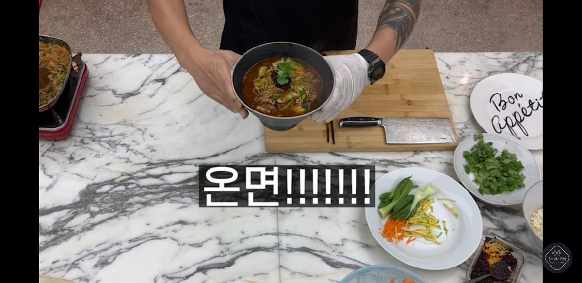 vampz_sggal's tweet photo. Now this is a dish I can relate to & appreciate a lot! Looks absolutely spicy 🌶🌶🌶🌶🌶
#CookwithHyuk the best!
Thanks for the recipe #StVan, but please put back English subtitles next week? 🥺
#VAV #브이에이브이 #세인트반 #금나와라혁딱
@vav_official @twt_VAV @VavCash https://t.co/7N1CF9wa6X