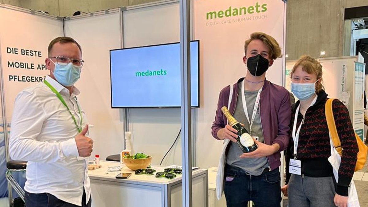 Medanets's tweet photo. Medanets und @DigitalHealthP4 waren beim #DPT21 dabei, um mit unserer App eine innovative Lösung zur Entlastung der Pflegekräfte von Bürokratie aufzuzeigen. Auch hatten wir die Gelegenheit, @WalkofCare1 an unserem Stand zu begrüßen. Erfahren Sie mehr: https://t.co/VIshphHyqY https://t.co/wHgVel2JfV