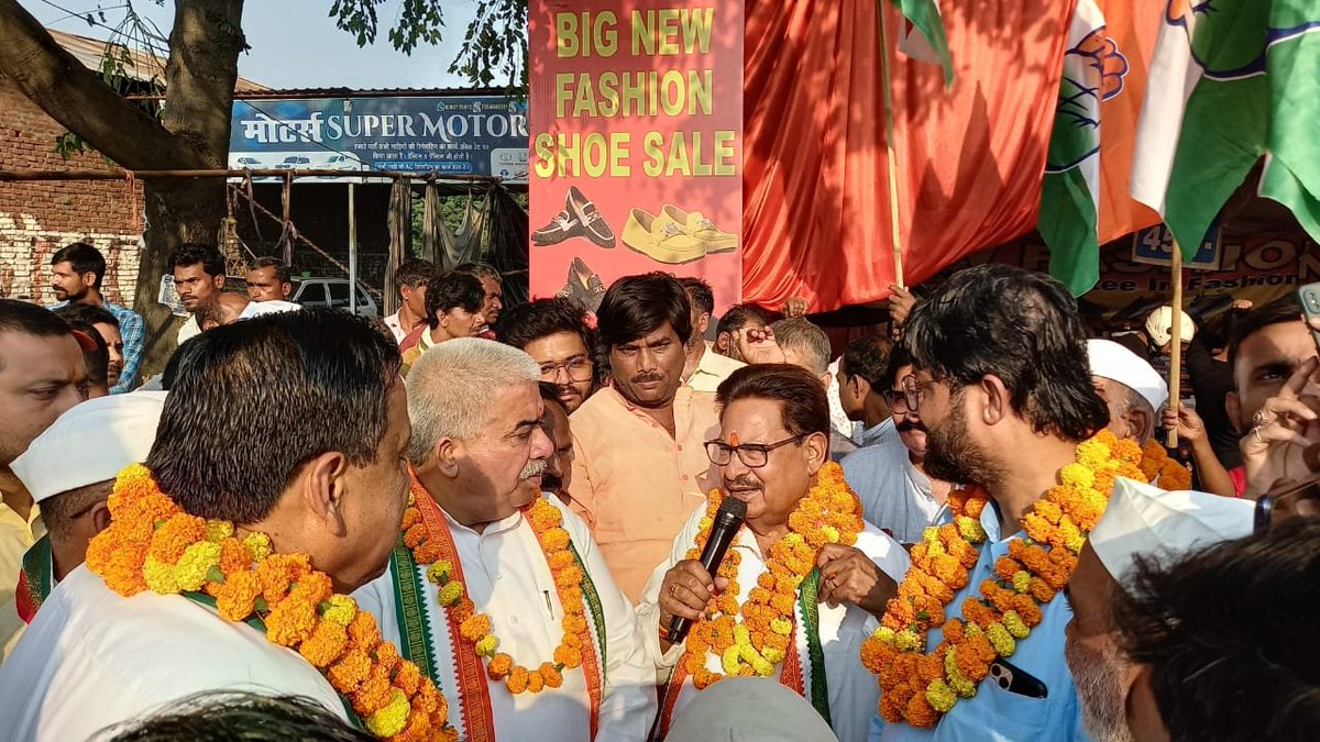 PrimeNewsInd's tweet photo. #UttarPradesh || 

कांग्रेस कार्यालय से प्रतिज्ञा यात्रा का रथ निकला 

नसीमुद्दीन सिद्दीकी,पीएल पुनिया साथ में मौजूद

लखनऊ से उन्नाव के लिए रवाना हुआ कांग्रेस का रथ।  #PratigyaRathYatra @INCUPEast  @plpunia @Nasimuddin_UP https://t.co/BOINkL3h6x