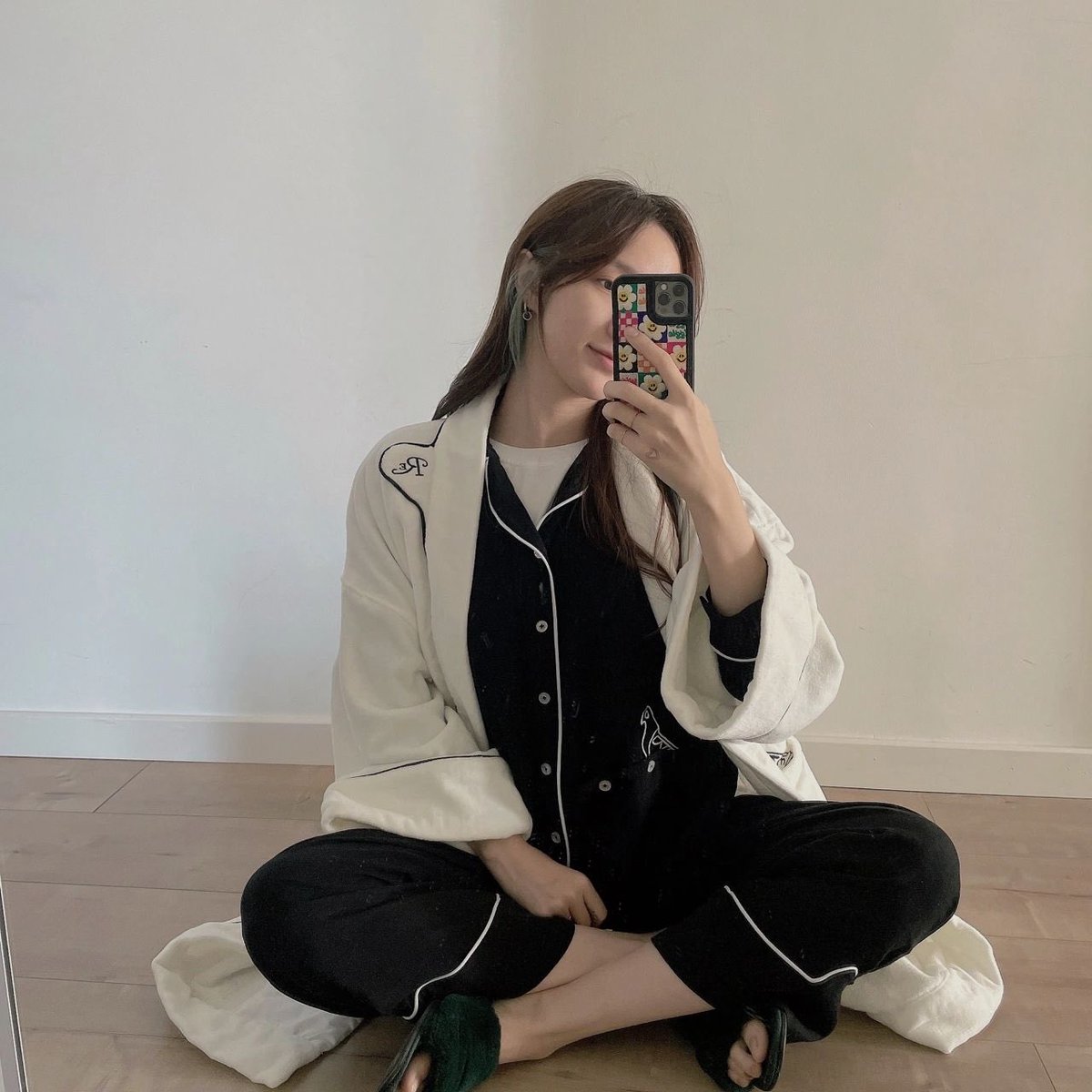 JIAsMoment's tweet photo. 20211025 #MengJia RED Update
A perfect day with RE’s robe and Sunday (Jia’s cat).
#孟佳 #RandomExperiment https://t.co/g3Dtz9Srfe