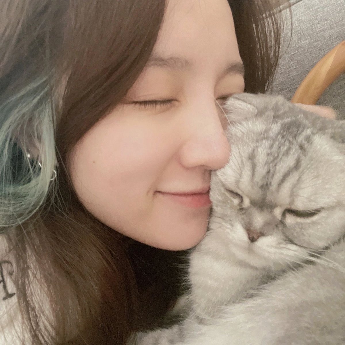 JIAsMoment's tweet photo. 20211025 #MengJia RED Update
A perfect day with RE’s robe and Sunday (Jia’s cat).
#孟佳 #RandomExperiment https://t.co/g3Dtz9Srfe