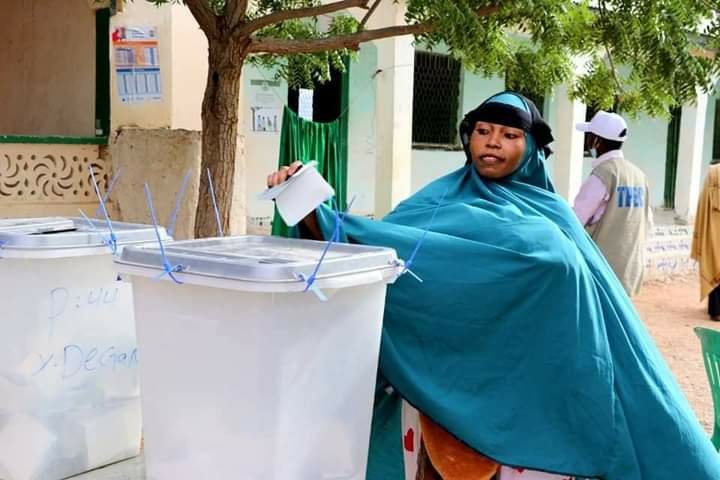 Citizens casting their votes <a href="/Eyl/">EYL</a> district, Monday , #council elections.<a href="/DiakoniaSomalia/">Diakonia Somalia</a> <a href="/maymuunaabd/">Maymuuna Abdulkadir</a> <a href="/Munajaabir/">Muna Yusuf</a> .