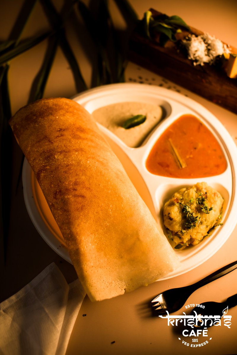 KrishnasCafe's tweet photo. #MasalaDosa Origins: The Maharaja of Mysore had one day thrown an elaborate and extravagant feast. However, a lot of food had been left behind. The king did not want any of this food to go to waste.

He urged his team of cooks to think creatively. 

1/2 https://t.co/wBMqELPBMs