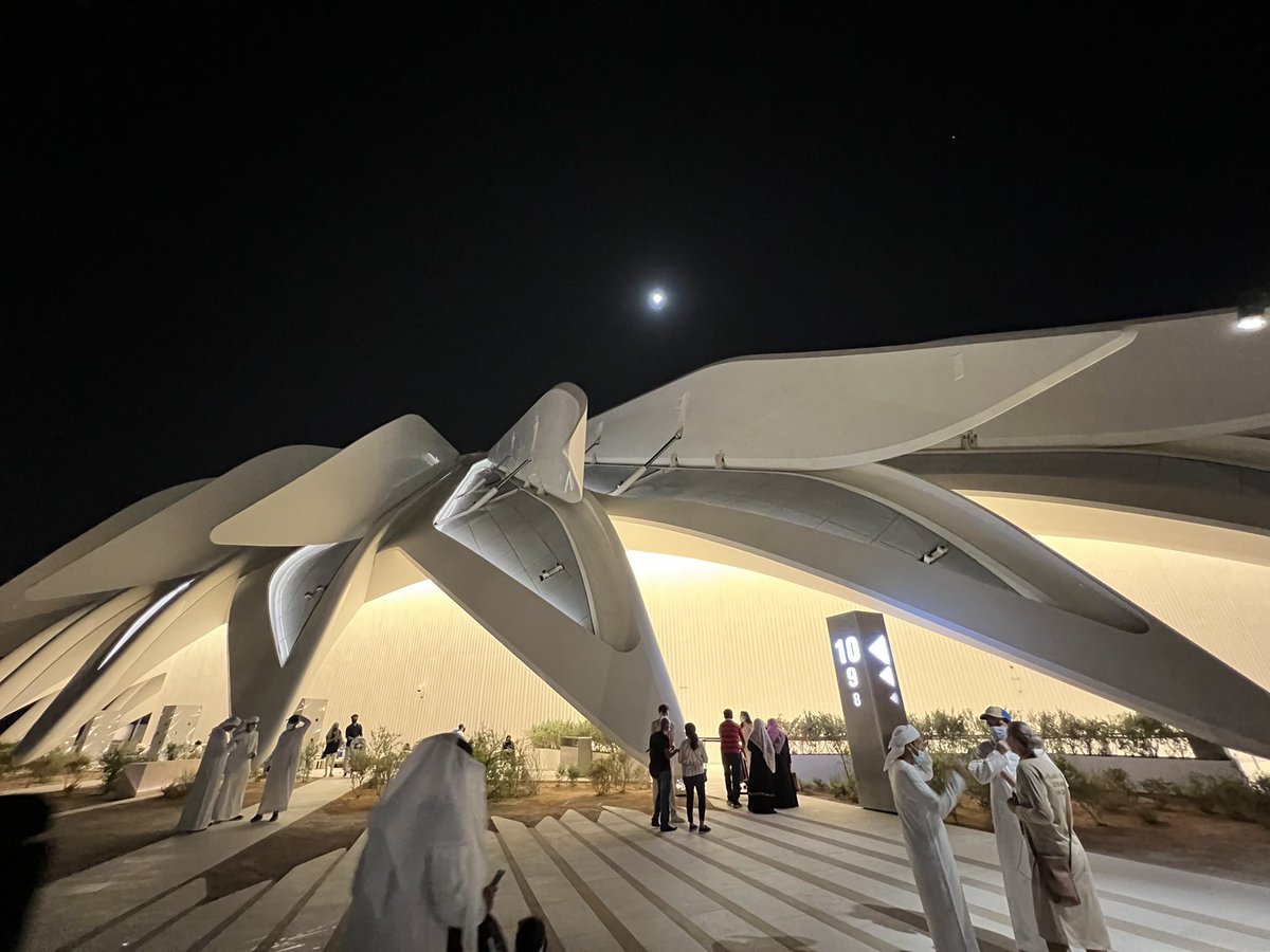 عندما تسترخي بالهواء الطلق في ليلة قمراء تدخن سيجاراً جلبته لتوّك من #كوبا وتحتسي قهوتك الطازجة من مقهى محلي في #كولومبيا وتلتهم بعض قطع الشوكولاته التقليدية من دكان مشهور قي #بلجيكا وتستمع بفرح لاوركسترا فرقة موسيقية جاءت خصيصاً من #النمسا فأنت حتماً في #دبي تزور عالم #expo2020