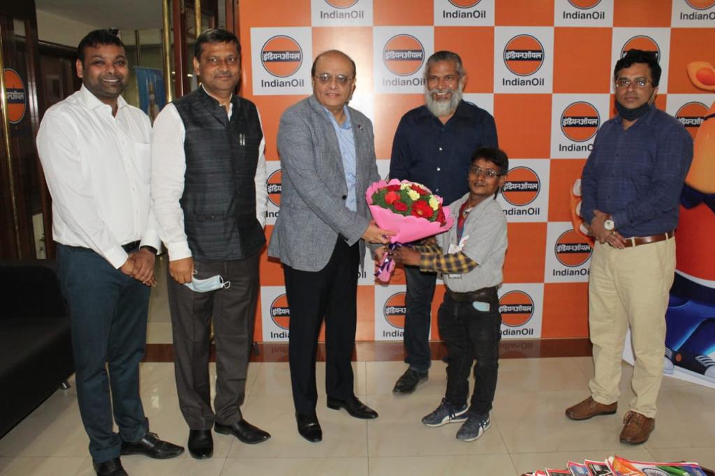 iocl_do's tweet photo. Congratulations to braveheart Govinda, Customer Attendant at Komal&amp;Brothers SS under Delhi DO for completing 2500+km ride to Kargil, powered by #XP100 'Himmat se hai jeet' Transformation from barely able to walk to a Passionate Biker!🛵🏁 @Bohrashyam2 @IndianOilcl @sksinha_ioc https://t.co/ty7STXuYK8