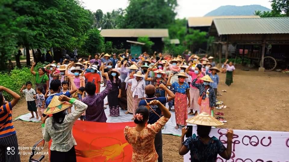 IrrawaddyNews's tweet photo. Villagers from northern Salingyi and eastern Yinmarbin in #Sagaing Region continued their daily protest against the military regime for the 229th day in a row on Monday.  (Photo: CJ) 

#WhatsHappeningInMyanmar https://t.co/LMEy65EPX6
