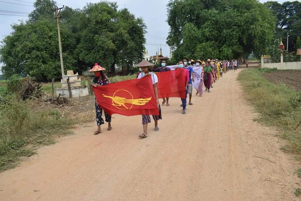 IrrawaddyNews's tweet photo. Villagers from northern Salingyi and eastern Yinmarbin in #Sagaing Region continued their daily protest against the military regime for the 229th day in a row on Monday.  (Photo: CJ) 

#WhatsHappeningInMyanmar https://t.co/LMEy65EPX6