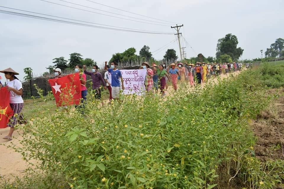IrrawaddyNews's tweet photo. Villagers from northern Salingyi and eastern Yinmarbin in #Sagaing Region continued their daily protest against the military regime for the 229th day in a row on Monday.  (Photo: CJ) 

#WhatsHappeningInMyanmar https://t.co/LMEy65EPX6