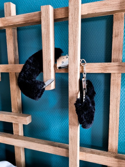 #menottes #bdsmsession mon #weekend fut tr&egrave;s  sympa 😜. Vous voulez voir la vid&eacute;o ? https://t.co/jAHz<a href="/tag/menottes"class="tags">#menottes</a><a href="/tag/bdsmsession"class="tags">#bdsmsession</a><a href="/tag/weekend"class="tags">#weekend</a>